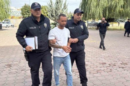 SİVAS’TA ÖZEL HALK OTOBÜSÜ SÜRÜCÜSÜ, YASAL HAKKINI KULLANARAK OTOBÜSE ÜCRETSİZ BİNEN ŞEHİT BABASINA “DİLENCİ” DİYE HAKARET EDİP DARP ETMEYE ÇALIŞAN OTOBÜS SÜRÜCÜSÜ HAKİM KARŞISINA ÇIKARTILIRKEN PİŞKİNLİK YAPTI. (RAHMİ MEYVECİ/SİVAS-İHA)