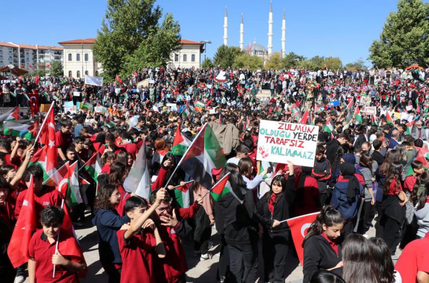 Sivaslı öğrenciler Gazze için tek vücut oldu