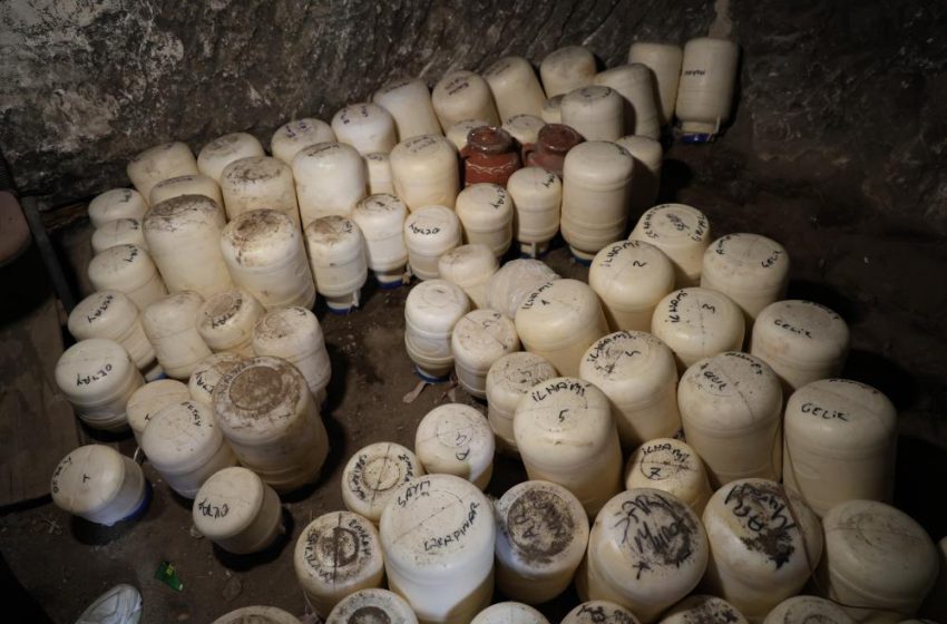 Sivas’ta 2 bin yıllık ‘peynir oteli’ yüzlerce bidon barındırıyor