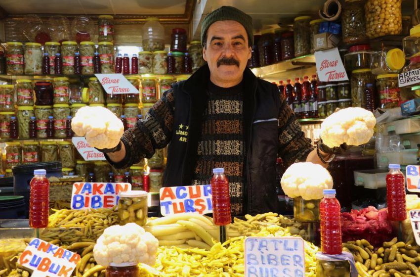  Sofraların vazgeçilmezi turşular, tezgahları renklendirmeye başladı