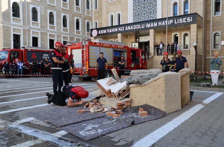 Tatbikat gerçeğini aratmadı, itfaiye personelinin soğukkanlılığı alkış topladı