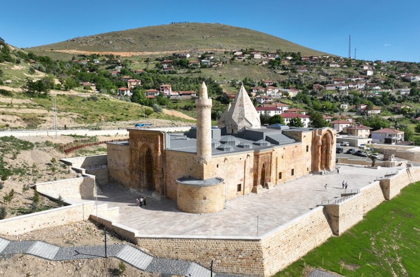  Divriği Ulu Camii TRT 1’de Akademik Yorumla Tanıtıldı