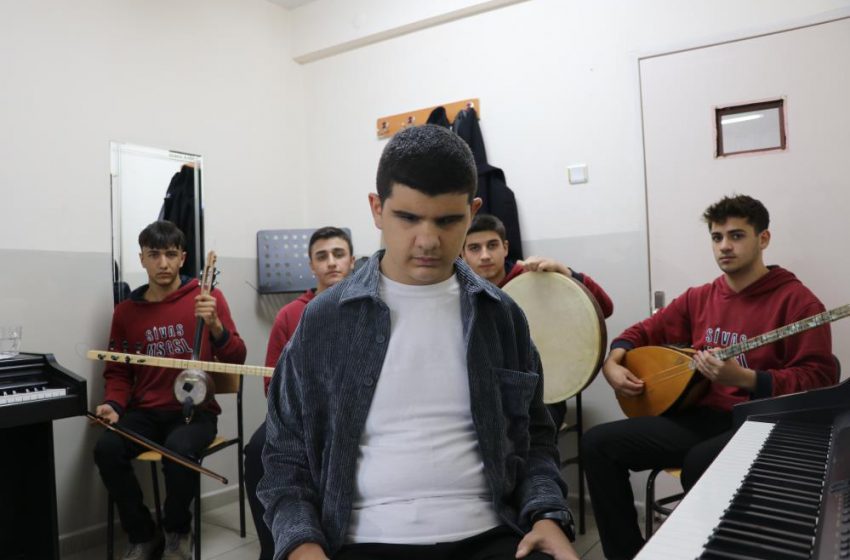  Gözleri görmüyor ama kalbiyle görüyor, sesiyle büyülüyor