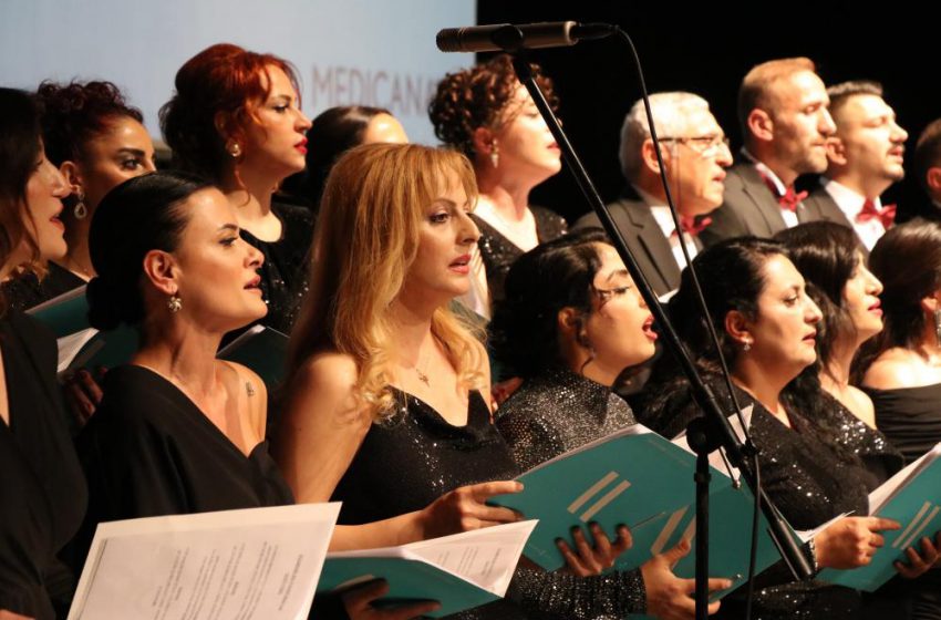  Tamamı sağlık çalışanlarından oluşan korodan konser