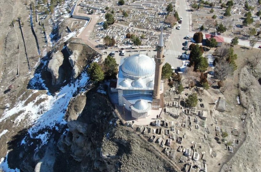  Uçurumun kıyısındaki sancaktar türbesi, her Cuma ziyaretçilerini ağırlıyor