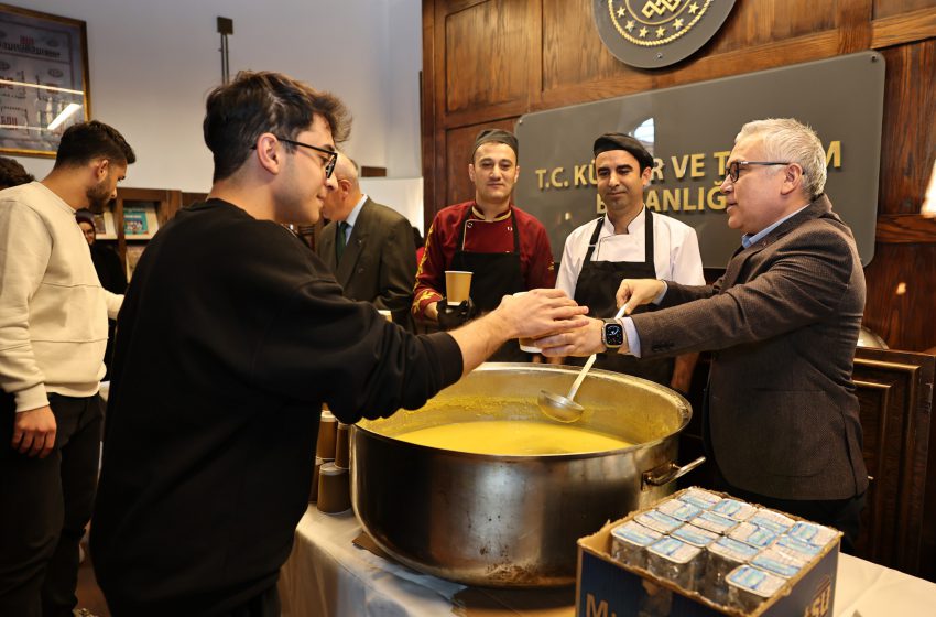  Kütüphanede Ders Çalışan Öğrencilere Sıcak Çorba İkramı