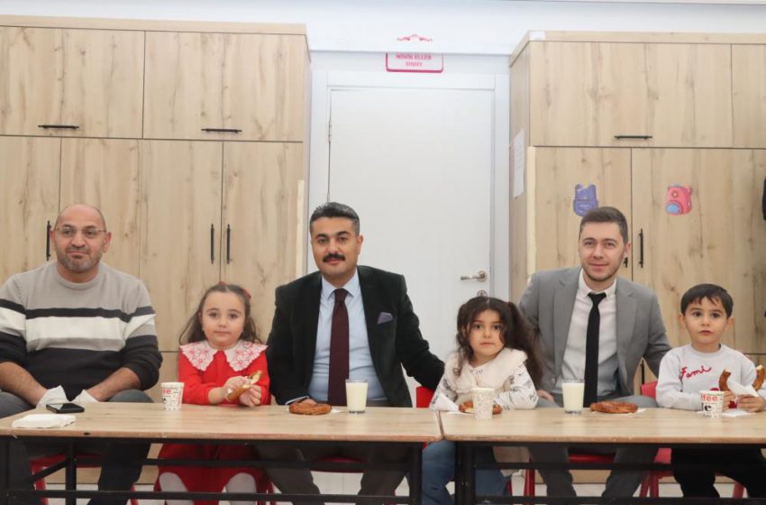  Öğrencilere süt ve simit ikramı