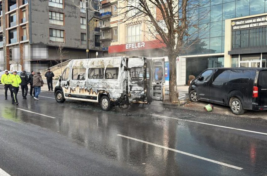  Okul servisi küle döndü, sürücüsü çaresizce izledi