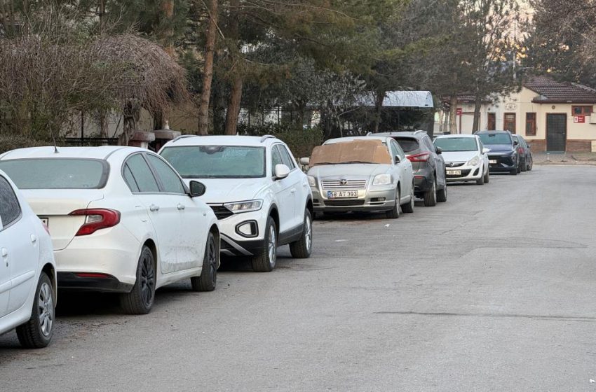  Sivas yine şaşırtmadı, buz kesen kentte cam kazıma mesaisi başladı