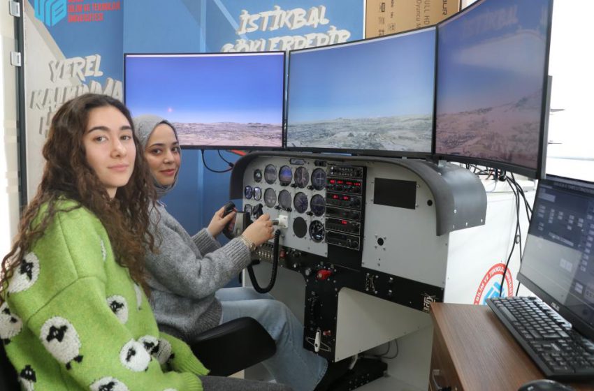  Uçağa binmeden pilot gibi uçuyorlar, simülasyon ile gökyüzüne hazırlanıyorlar