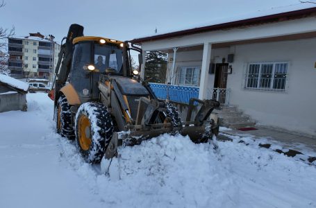 Divriği’de Kar Mesaisi: Belediye Ekipleri Gece Boyu Sahadaydı