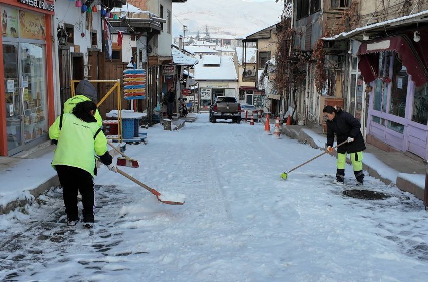  Kar Yağışının Ardından Belediye Ekipleri Sahada