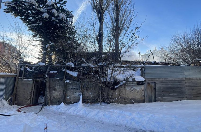  Müstakil evde yangın çıktı, mahsur kalan yaşlı adamı itfaiye kurtardı