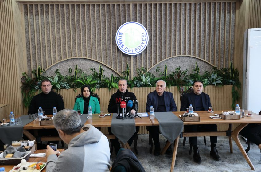  Sivas Belediyesi’nden Yoğun Kar Yağışına 7/24 Müdahale