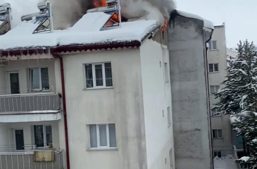  Sivas’ta çatıda çıkan yangın paniğe neden oldu