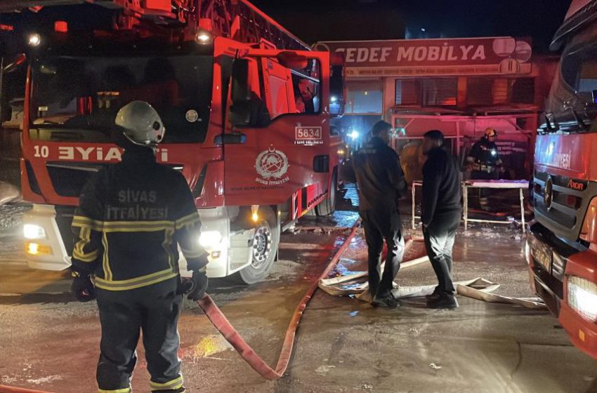  Sivas’ta mobilya imalathanesinde çıkan yangın paniğe neden oldu