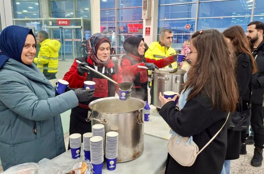  Sivas’ta yoğun kar hayatı felç etti: Yolculara sıcak çorba ikram edildi