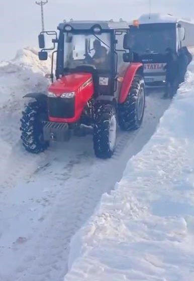  Sivas’ta yolcu midibüsü kara saplandı, mahsur kalanları muhtar kurtardı