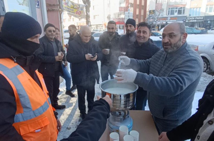  Sivas’ta yürekleri ısıtan dayanışma, karla mücadele çalışanlarına sıcak süt ikramı