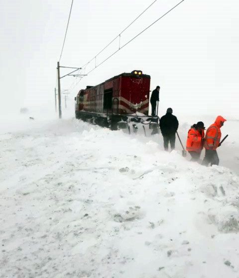  Soğuk hava ve kar yağışı demiryolu ulaşımını da olumsuz etkiledi
