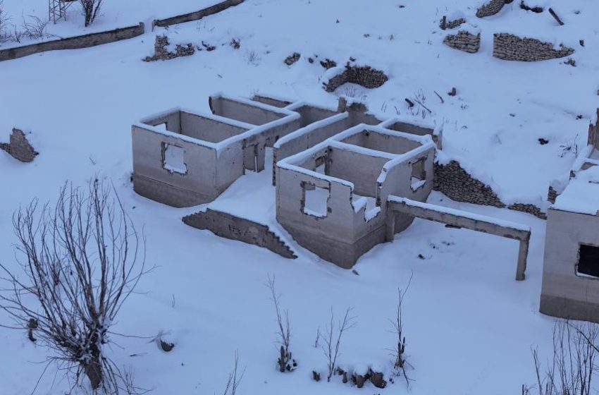  Bir zamanlar tamamen sular altında kalan köy, şimdi de kar altında kaldı