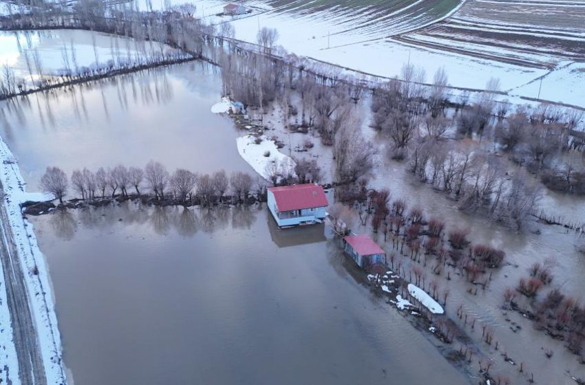  Eriyen kar suları taşkınlara sebep oldu, evler ve yollar sular altına kaldı