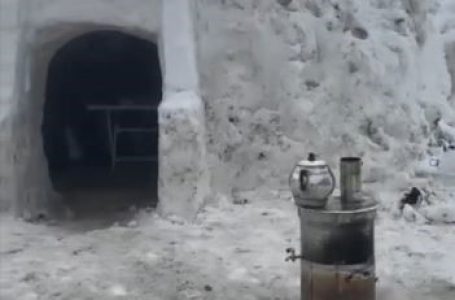 SİVAS’TA BİR KÖYDE YAŞAYAN VATANDAŞLAR, YOĞUN KAR YAĞIŞINI FIRSATA ÇEVİREREK KARDAN ÇAY OCAĞI YAPTI. KARDAN YAPILAN ÇAY OCAĞININ ÜZERİNE TÜRK BAYRAĞI ASILARAK BİRLİK VE BERABERLİK MESAJI VERİLDİ. (HABİBE GÜNER/SİVAS-İHA)
Sivas’ta bir köyde yaşayan vatandaşlar, yoğun kar yağışını fırsata çevirerek kardan çay ocağı yaptı. Kardan yapılan çay ocağının üzerine Türk bayrağı asılarak birlik ve beraberlik mesajı verildi.