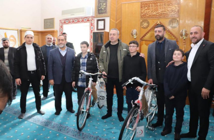  Namazını düzenli kılan öğrenciler ödüllendirildi