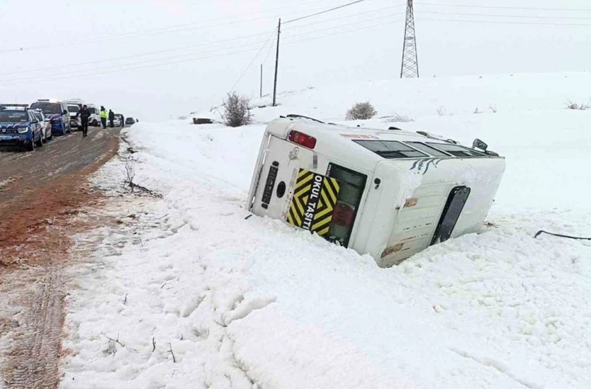  Sivas’ta Öğrencileri Taşıyan Servis Yan Yattı