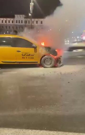  Sivas’ta seyir halindeki taksi alevlere teslim oldu