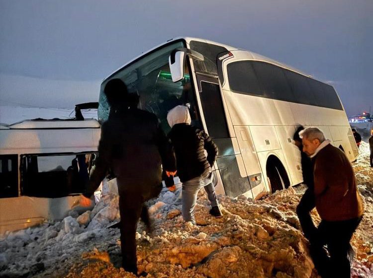  Termik Santrali işçilerini taşıyan servis kaza yaptı: 6 işçi yaralandı