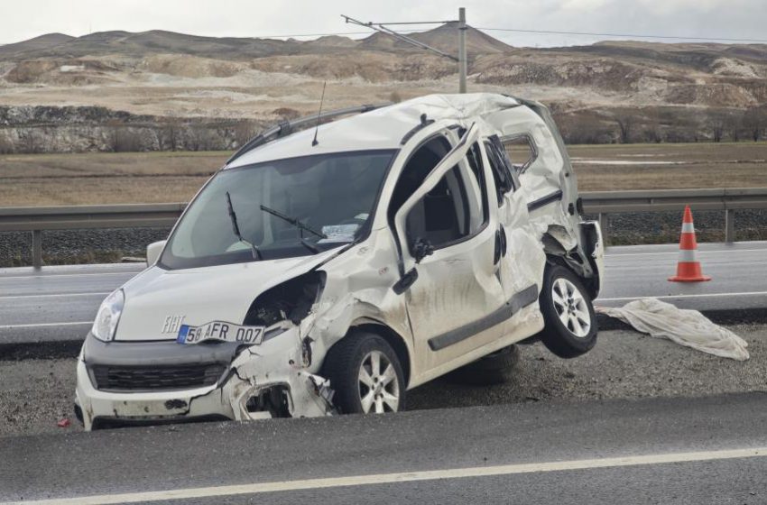 Emniyet kemerini takmayan sürücü araçtan fırladı