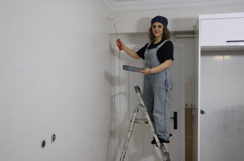  Hemcinsleri tırnaklarını boyarken o duvarları boyamayı tercih etti