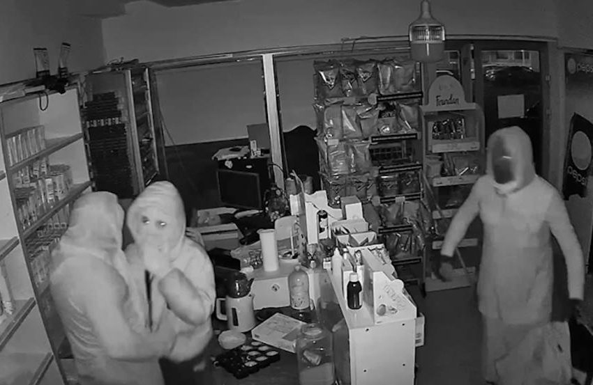  Kadın kılığına girseler de polisten kaçamadılar