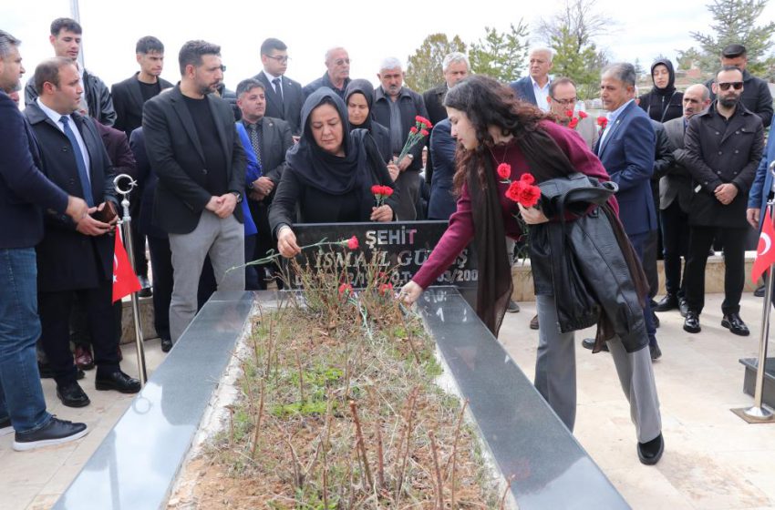  Kahramanmaraş’ta Muhsin Yazıcıoğlu’yla birlikte düşen helikopterde vefat edenler mezarları başında anıldı