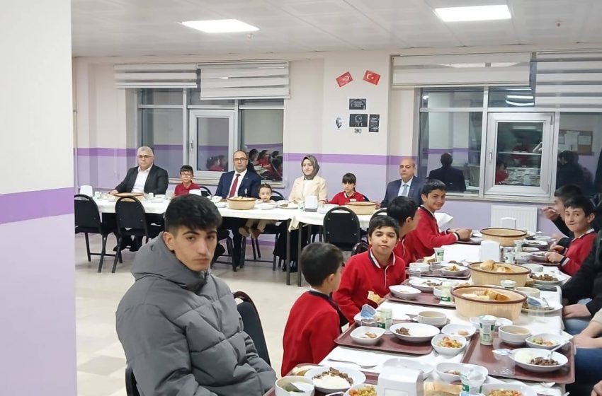  Kaymakam Kılıç Öğrencilerle Aynı Sofrayı Paylaştı