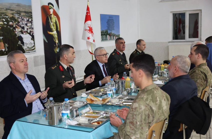  Sivas’ta Anlamlı İftar: Vali Yılmaz Şimşek Askerlerle Bir Araya Geldi