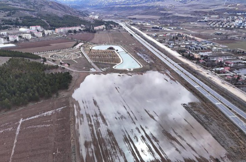  Sivas’ta yağmur suları ikiz gölet oluşturdu
