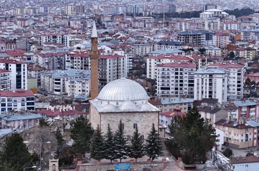  Uçurumun kıyısındaki türbede Ramazan yoğunluğu yaşanıyor