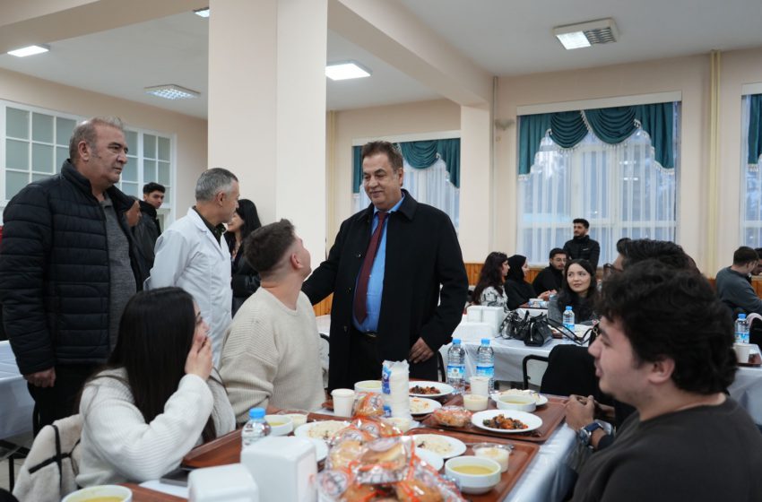  Üniversitede Öğrencilerle İftar Programı Düzenlendi