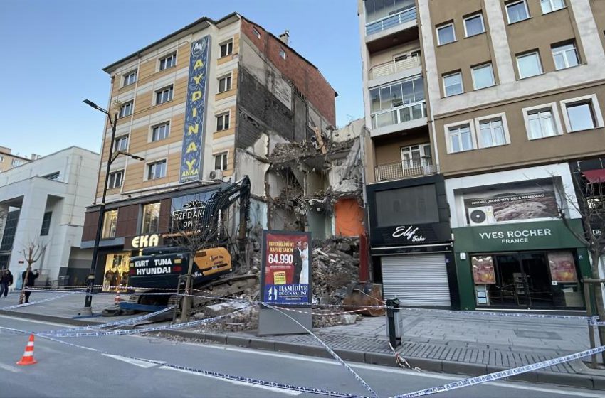  Yıkım sırasında bitişikteki bina hasar gördü, 21 daireli bina tahliye edildi