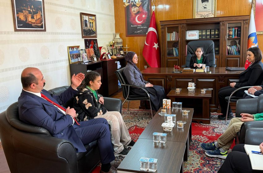  Başkan Akbaş Koltuğunu Çocuklara Devretti