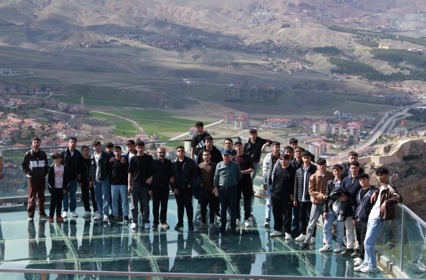  Divriği’de Kültür Gezisi: Gençler Tarihi Yerinde Keşfetti