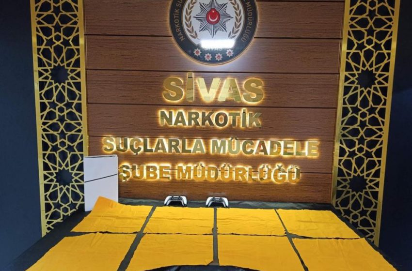  Oyun konsoluna gizlenen uyuşturucu polisin dikkatinden kaçmadı