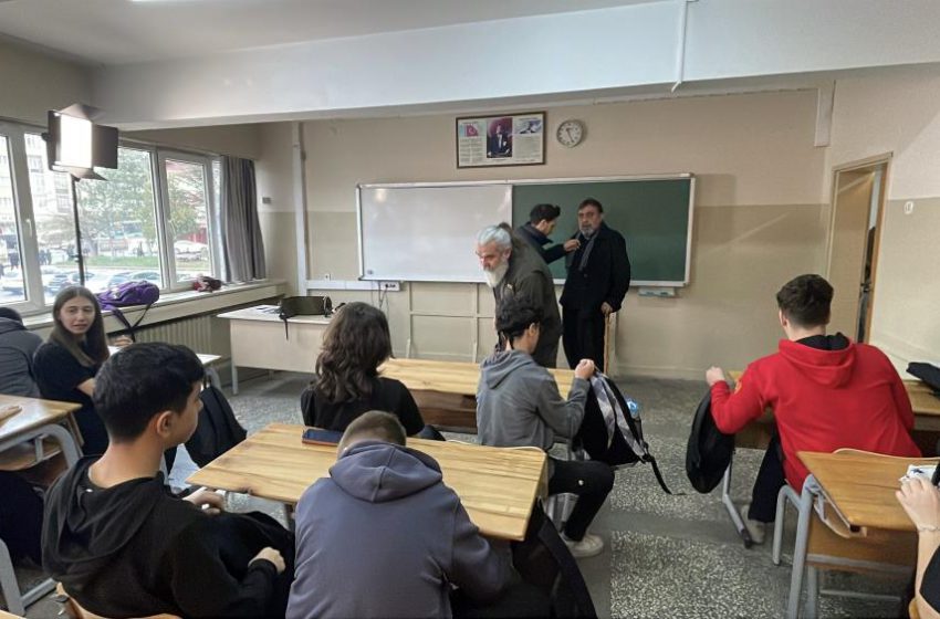  Sinema ve tiyatro oyuncusu Ahmet Yenilmez savaşta mezun veremeyen okulun öğrencileri ile buluştu