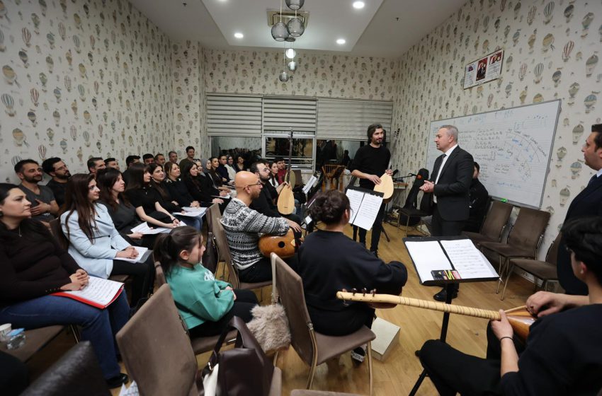  Sivas Belediye Korosu sahneye hazırlanıyor