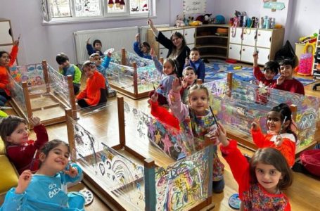 SİVAS’TA EĞİTİMDE DİKKAT ÇEKEN BİR YENİLİĞİ HAYATA GEÇİREN CUMHURİYET ÜNİVERSİTESİ VAKFI OKULLARI ANAOKULU’NDA, UYGULANAN ÇİFT DİLLİ EĞİTİM MODELİYLE ÇOCUKLAR İNGİLİZCEYİ EZBERLEYEREK DEĞİL, KONUŞARAK ÖĞRENİYOR. (ENNUR ŞAHİN/SİVAS-İHA)