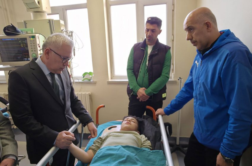  Vali Şimşek hastanede yaralıları ziyaret etti