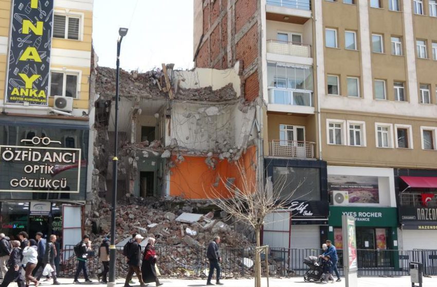  Yıkım esnasında zarar görüp tahliye edilmişti, tehlike saçmaya devam ediyor