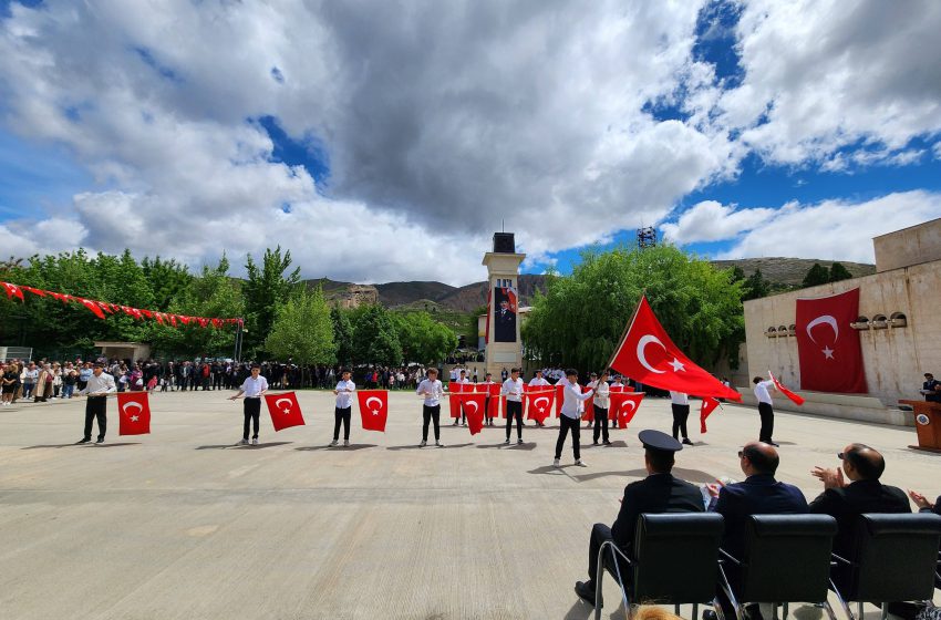  Divriği’de 19 Mayıs Coşkusu Meydanlara Taştı